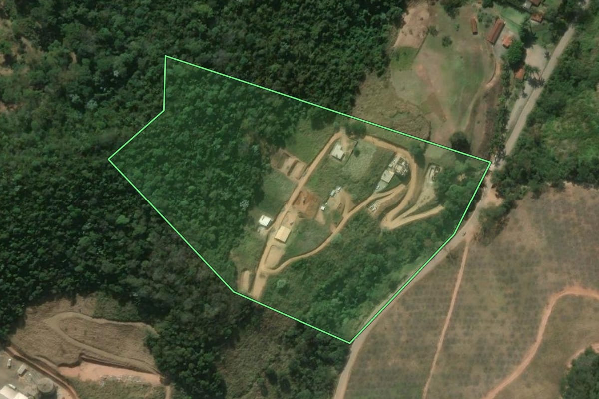 Imagem de satélite do imóvel rural em São José do Vale do Rio Preto (RJ), com o contorno declarado no CAR desenhado por cima.