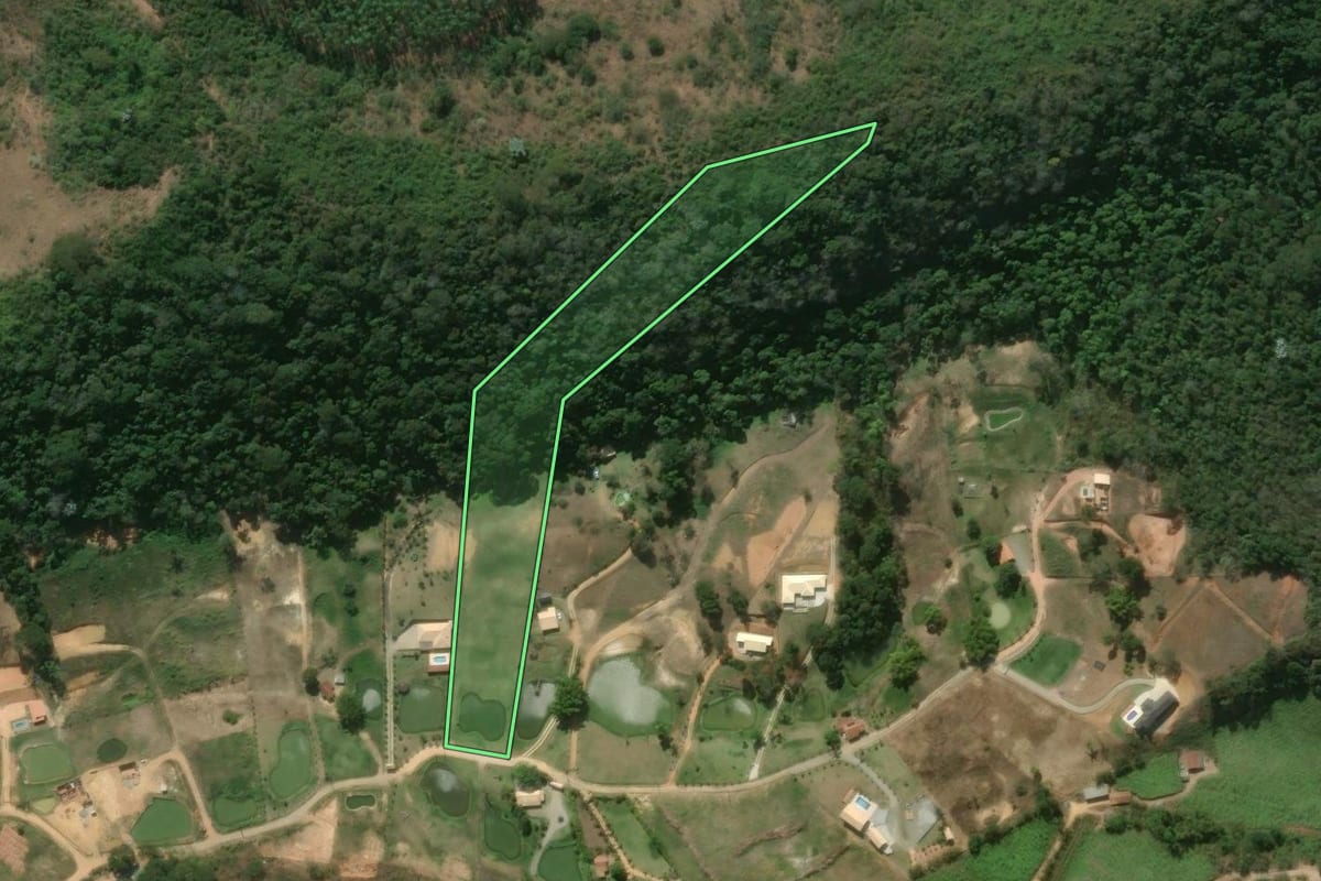 Imagem de satélite do imóvel rural em São José do Vale do Rio Preto (RJ), com o contorno declarado no CAR desenhado por cima.
