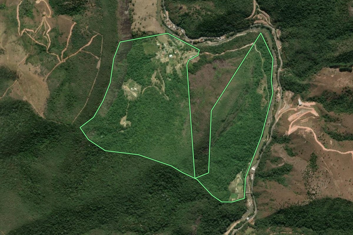 Imagem de satélite do imóvel rural em São José do Vale do Rio Preto (RJ), com o contorno declarado no CAR desenhado por cima.