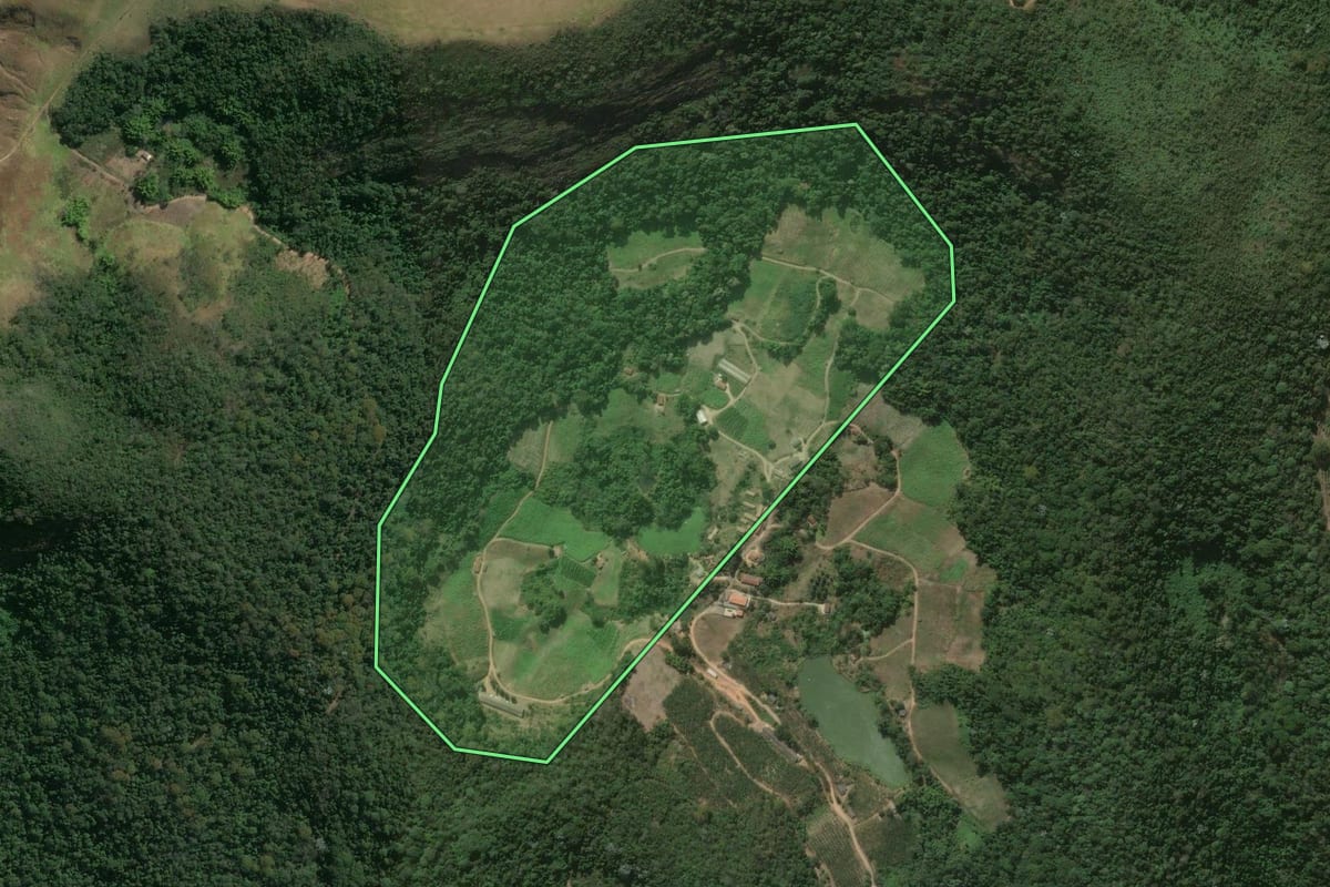 Imagem de satélite do imóvel rural em São José do Vale do Rio Preto (RJ), com o contorno declarado no CAR desenhado por cima.