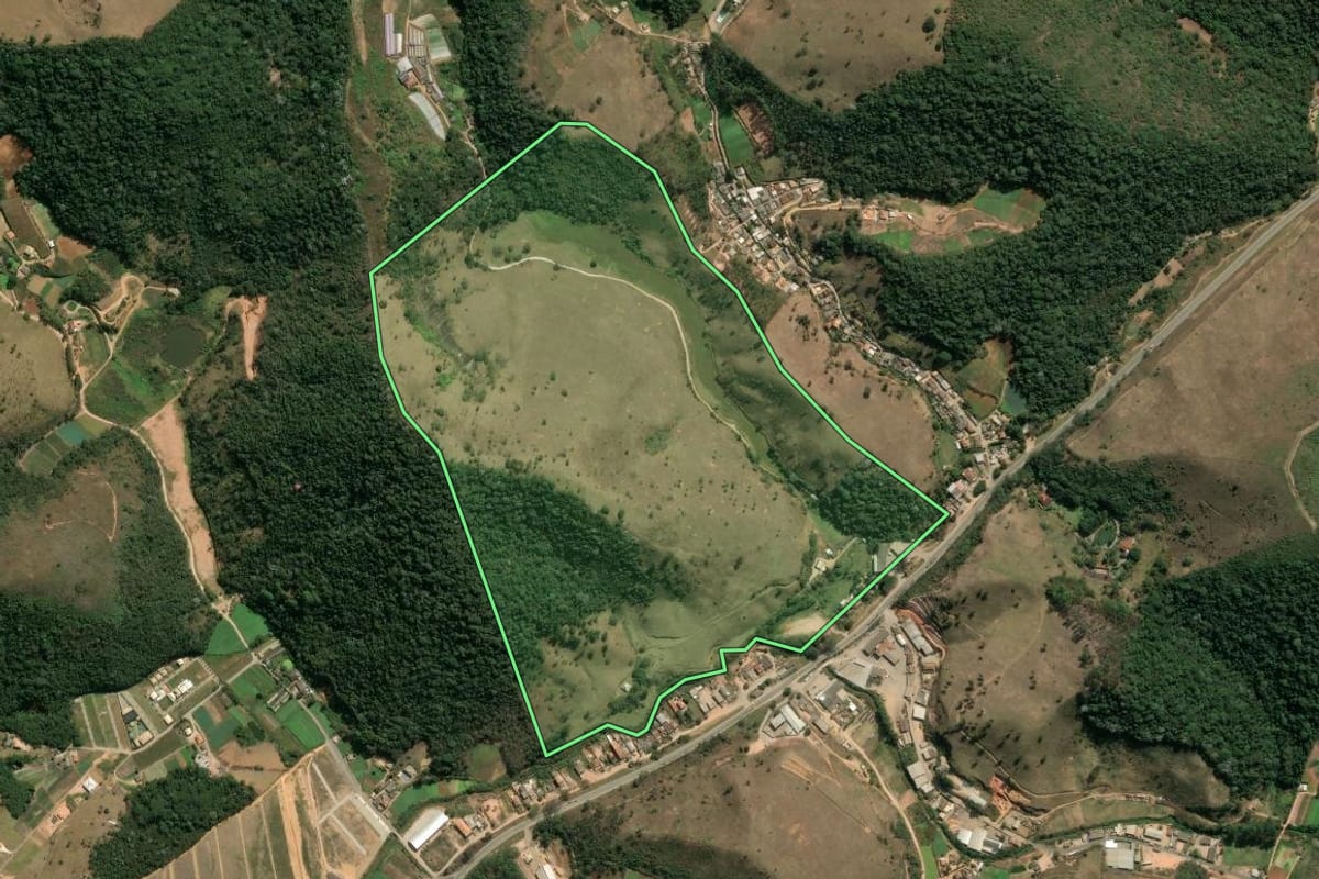 Imagem de satélite do imóvel rural em São José do Vale do Rio Preto (RJ), com o contorno declarado no CAR desenhado por cima.