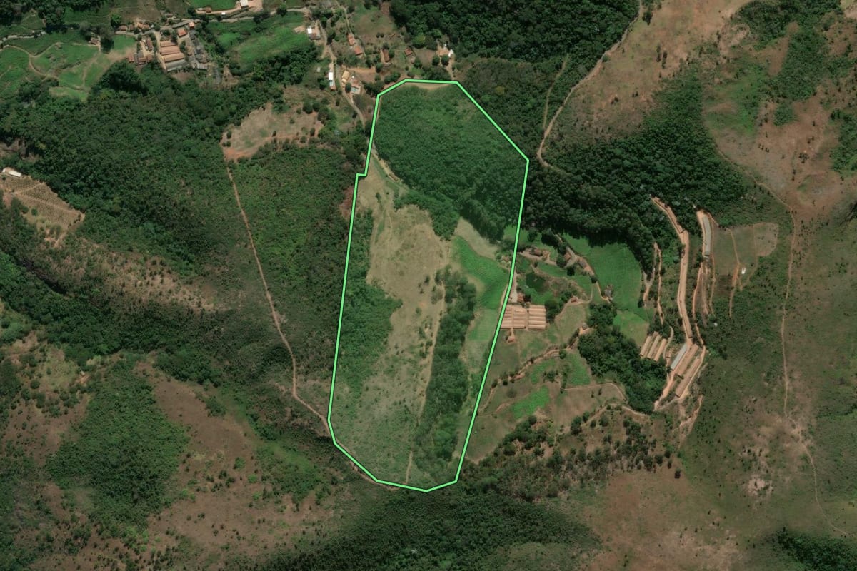 Imagem de satélite do imóvel rural em São José do Vale do Rio Preto (RJ), com o contorno declarado no CAR desenhado por cima.