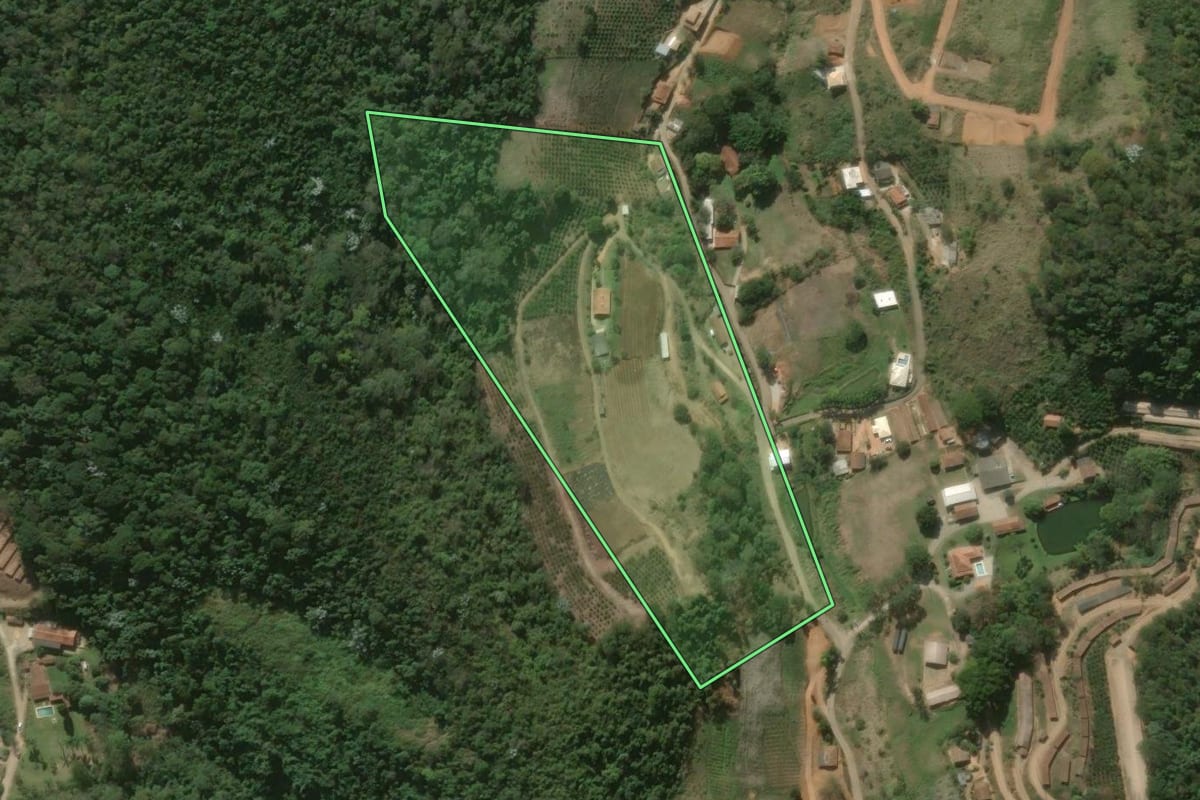 Imagem de satélite do imóvel rural em São José do Vale do Rio Preto (RJ), com o contorno declarado no CAR desenhado por cima.