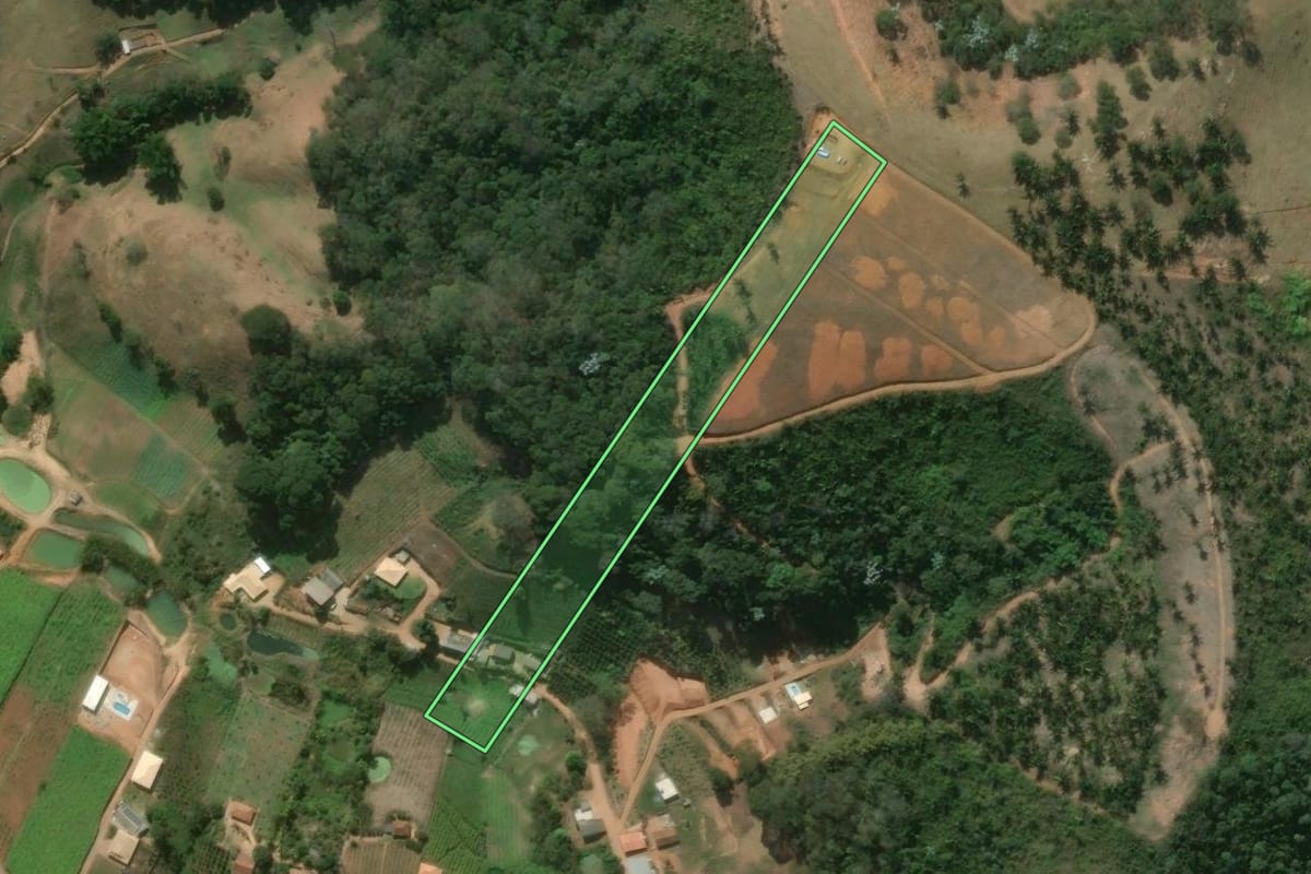 Imagem de satélite do imóvel rural em São José do Vale do Rio Preto (RJ), com o contorno declarado no CAR desenhado por cima.