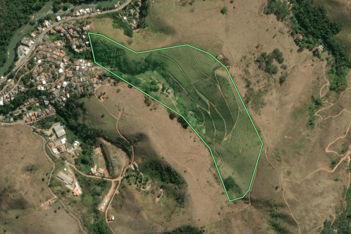 Imagem de satélite do imóvel rural em São José do Vale do Rio Preto (RJ), com o contorno declarado no CAR desenhado por cima.
