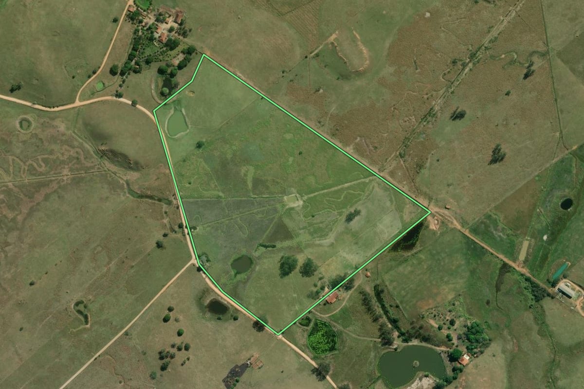 Imagem de satélite do imóvel rural em São Pedro da Aldeia (RJ), com o contorno declarado no CAR desenhado por cima.