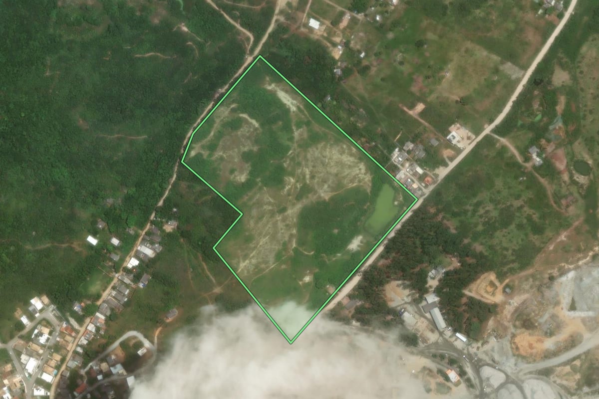 Imagem de satélite do imóvel rural em São Pedro da Aldeia (RJ), com o contorno declarado no CAR desenhado por cima.