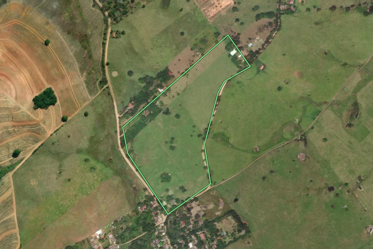 Imagem de satélite do imóvel rural em São Pedro da Aldeia (RJ), com o contorno declarado no CAR desenhado por cima.
