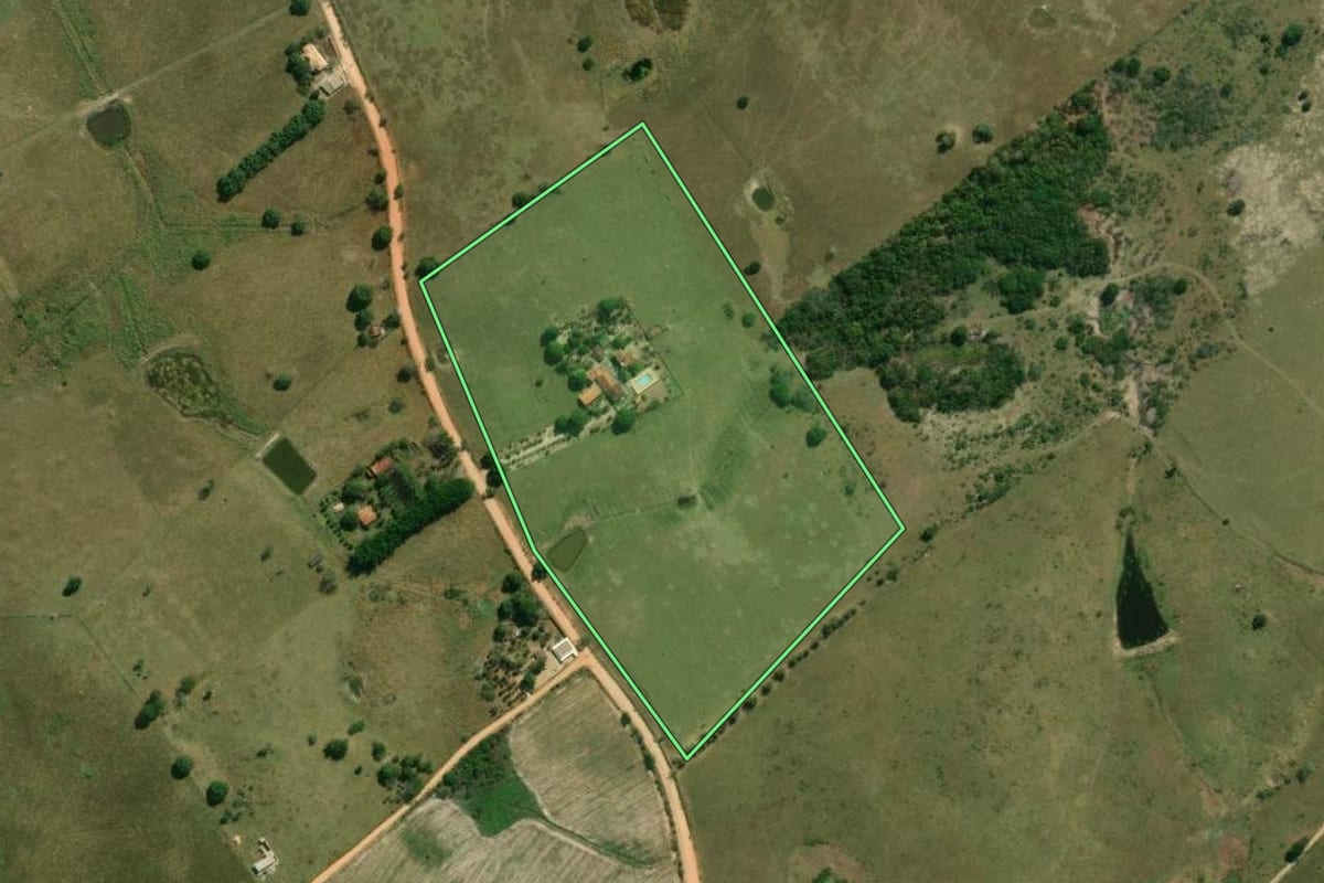 Imagem de satélite do imóvel rural em São Pedro da Aldeia (RJ), com o contorno declarado no CAR desenhado por cima.