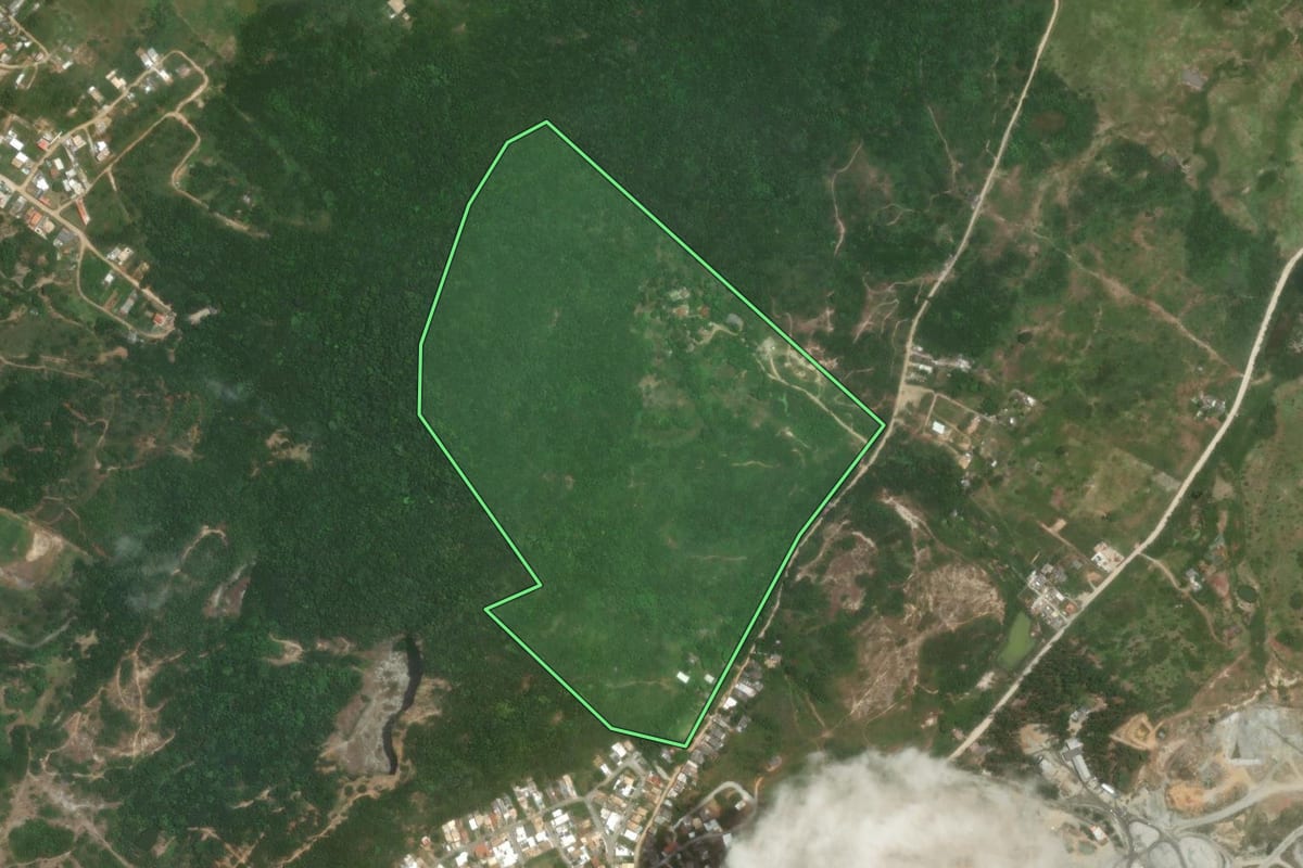 Imagem de satélite do imóvel rural em São Pedro da Aldeia (RJ), com o contorno declarado no CAR desenhado por cima.