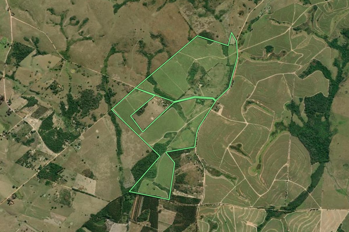 Imagem de satélite do imóvel rural em São Pedro da Aldeia (RJ), com o contorno declarado no CAR desenhado por cima.