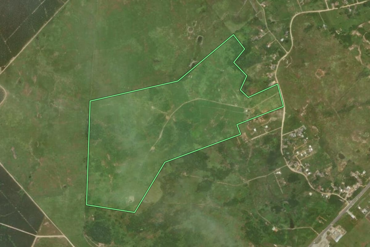 Imagem de satélite do imóvel rural em São Pedro da Aldeia (RJ), com o contorno declarado no CAR desenhado por cima.