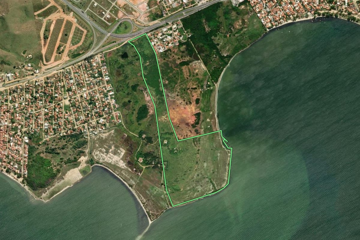 Imagem de satélite do imóvel rural em São Pedro da Aldeia (RJ), com o contorno declarado no CAR desenhado por cima.