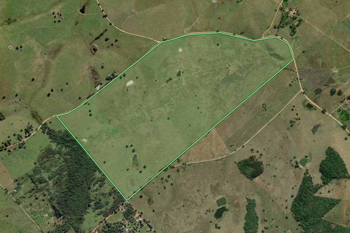 Imagem de satélite do imóvel rural em São Pedro da Aldeia (RJ), com o contorno declarado no CAR desenhado por cima.