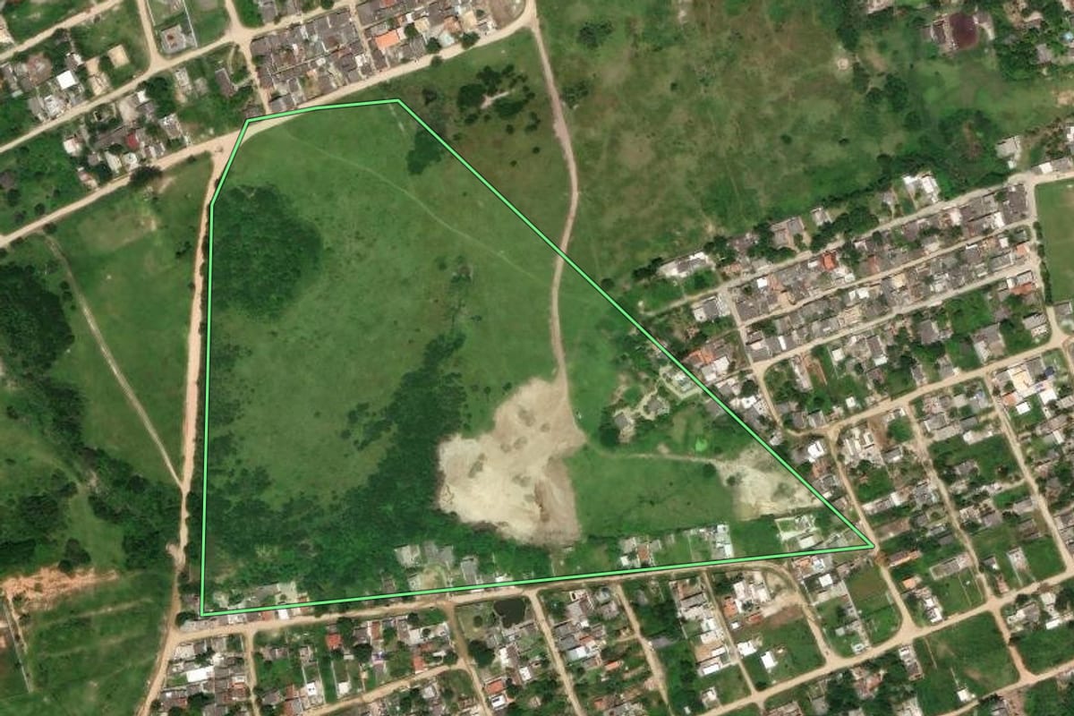 Imagem de satélite do imóvel rural em São Pedro da Aldeia (RJ), com o contorno declarado no CAR desenhado por cima.