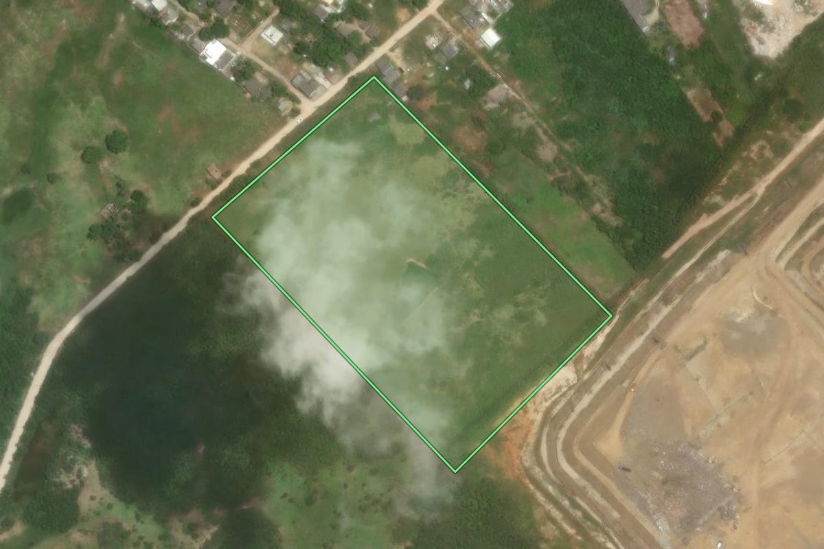 Imagem de satélite do imóvel rural em São Pedro da Aldeia (RJ), com o contorno declarado no CAR desenhado por cima.