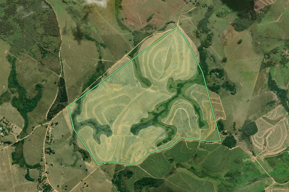 Imagem de satélite do imóvel rural em São Pedro da Aldeia (RJ), com o contorno declarado no CAR desenhado por cima.