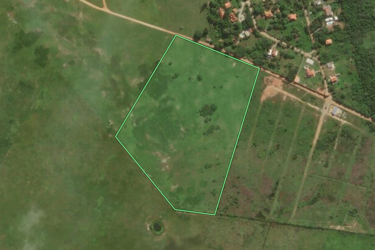 Imagem de satélite do imóvel rural em São Pedro da Aldeia (RJ), com o contorno declarado no CAR desenhado por cima.