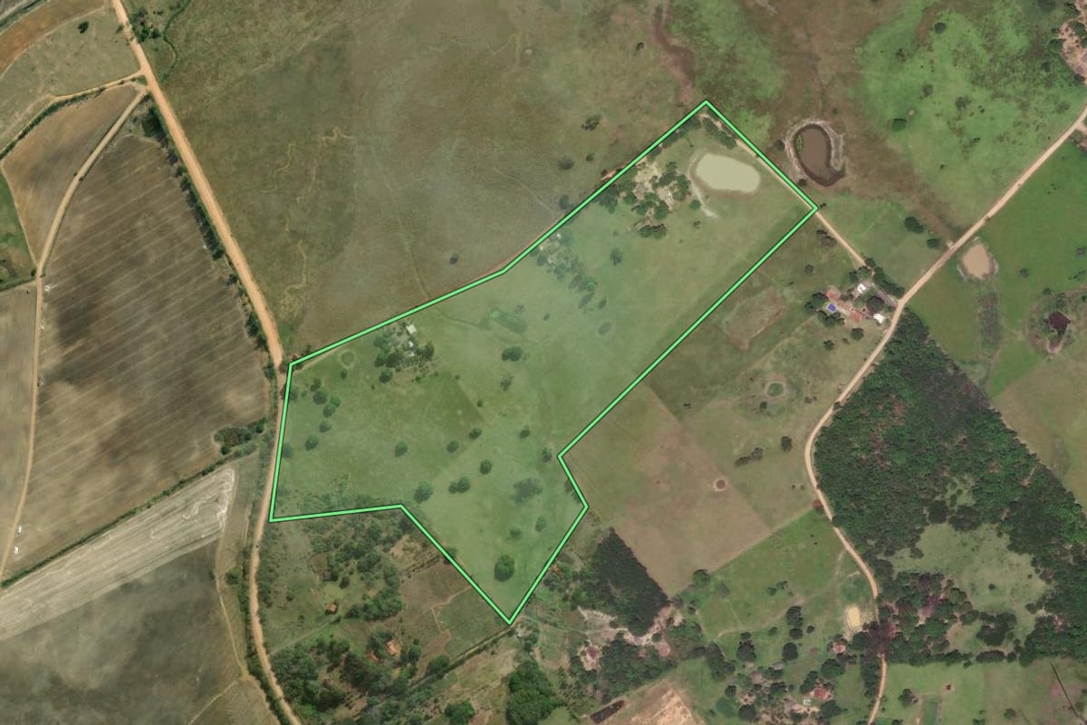 Imagem de satélite do imóvel rural em São Pedro da Aldeia (RJ), com o contorno declarado no CAR desenhado por cima.