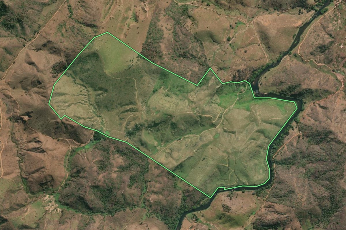 Imagem de satélite do imóvel rural em São Sebastião do Alto (RJ), com o contorno declarado no CAR desenhado por cima.