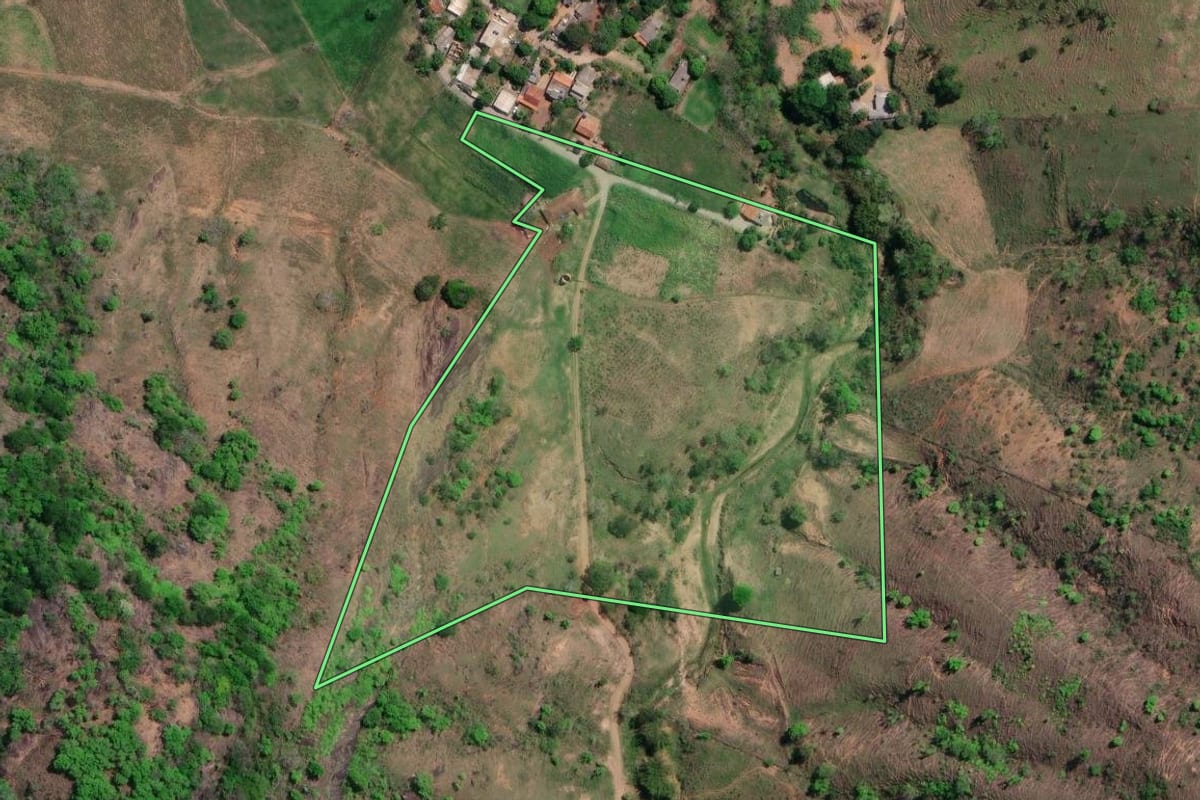 Imagem de satélite do imóvel rural em São Sebastião do Alto (RJ), com o contorno declarado no CAR desenhado por cima.