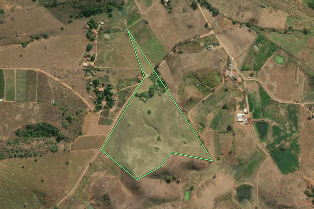 Imagem de satélite do imóvel rural em São Sebastião do Alto (RJ), com o contorno declarado no CAR desenhado por cima.
