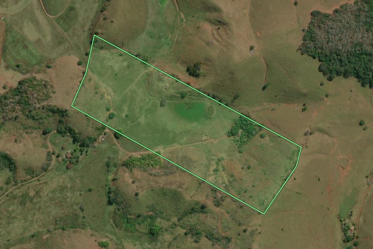 Imagem de satélite do imóvel rural em São Sebastião do Alto (RJ), com o contorno declarado no CAR desenhado por cima.
