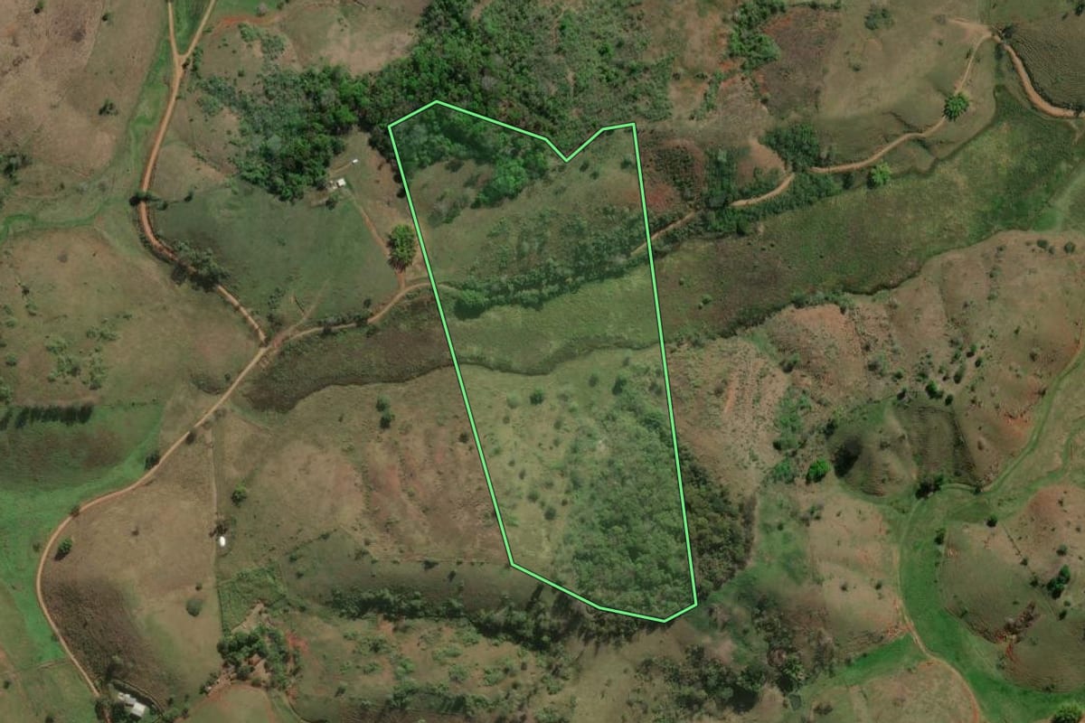 Imagem de satélite do imóvel rural em São Sebastião do Alto (RJ), com o contorno declarado no CAR desenhado por cima.