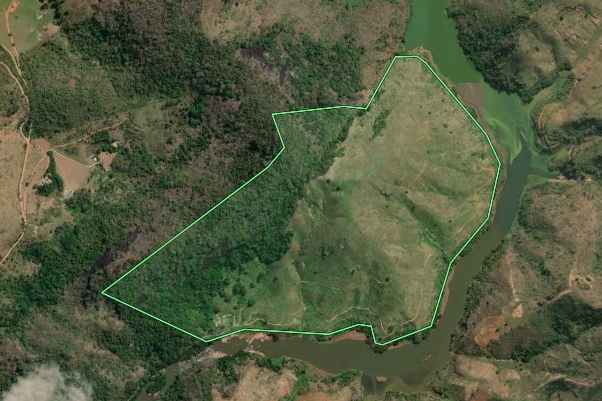 Imagem de satélite do imóvel rural em São Sebastião do Alto (RJ), com o contorno declarado no CAR desenhado por cima.