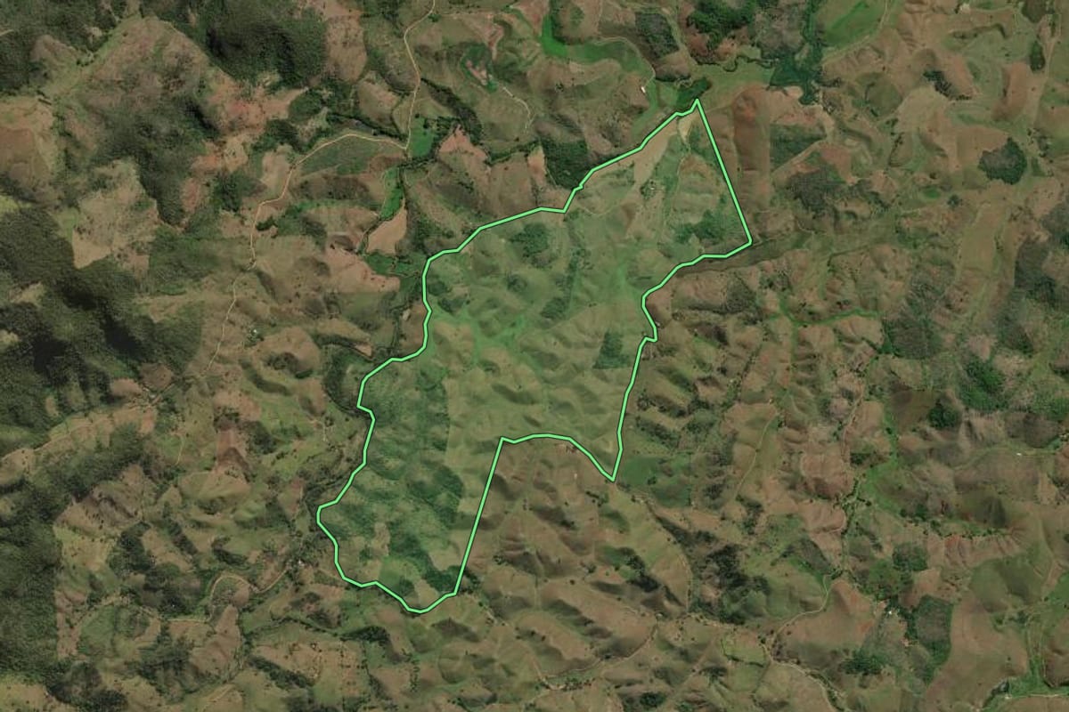 Imagem de satélite do imóvel rural em São Sebastião do Alto (RJ), com o contorno declarado no CAR desenhado por cima.