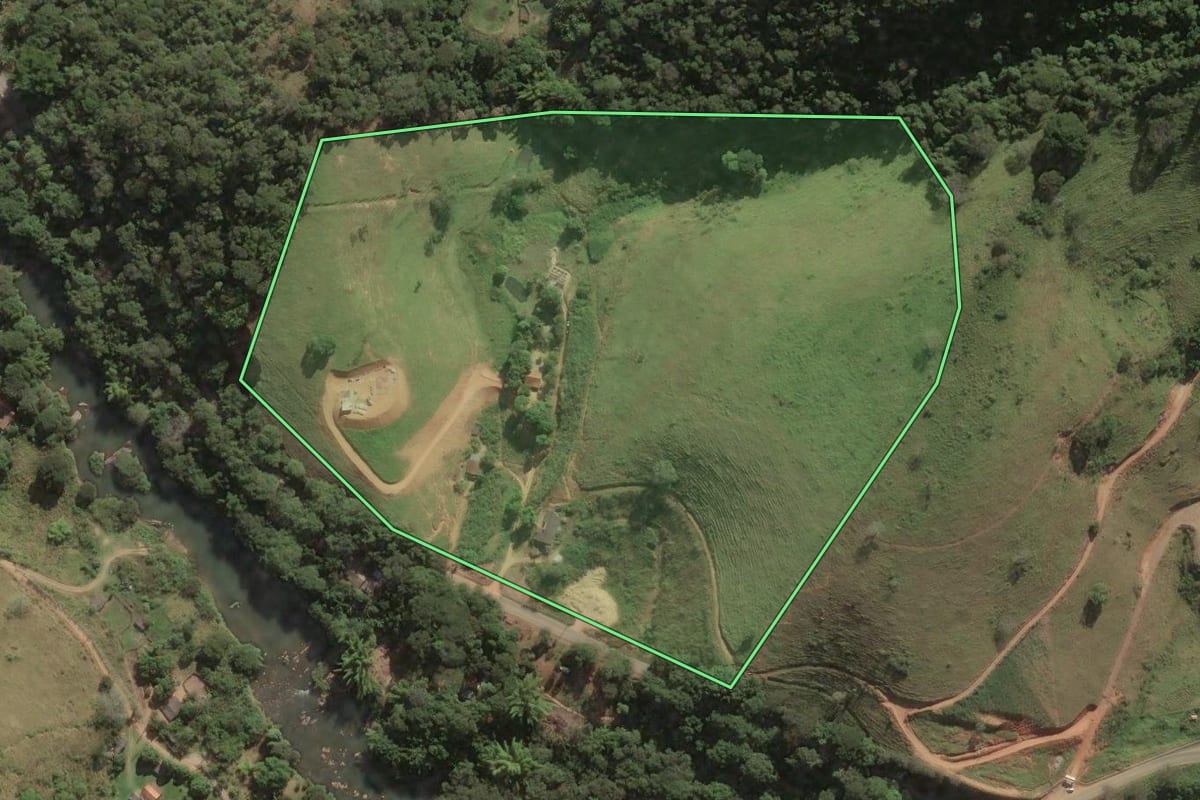 Imagem de satélite do imóvel rural em São Sebastião do Alto (RJ), com o contorno declarado no CAR desenhado por cima.
