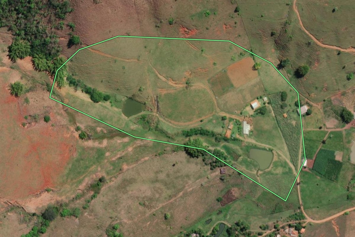 Imagem de satélite do imóvel rural em São Sebastião do Alto (RJ), com o contorno declarado no CAR desenhado por cima.