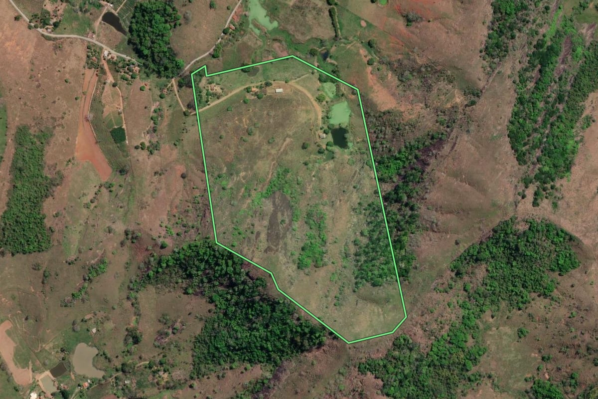 Imagem de satélite do imóvel rural em São Sebastião do Alto (RJ), com o contorno declarado no CAR desenhado por cima.