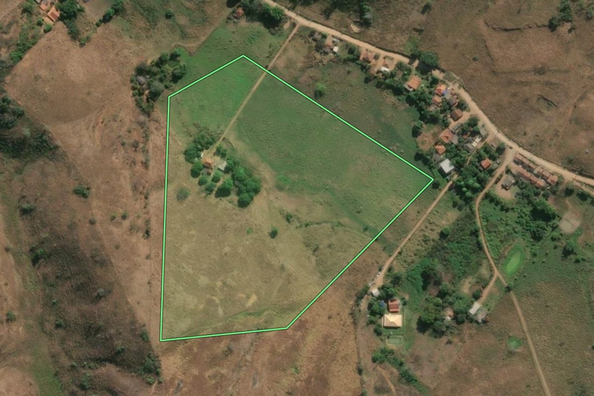 Imagem de satélite do imóvel rural em São Sebastião do Alto (RJ), com o contorno declarado no CAR desenhado por cima.