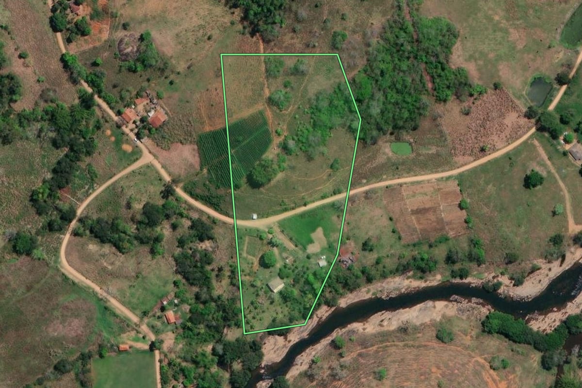 Imagem de satélite do imóvel rural em São Sebastião do Alto (RJ), com o contorno declarado no CAR desenhado por cima.