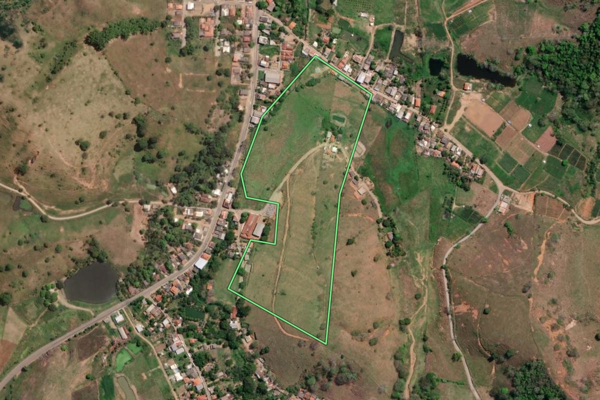 Imagem de satélite do imóvel rural em São Sebastião do Alto (RJ), com o contorno declarado no CAR desenhado por cima.