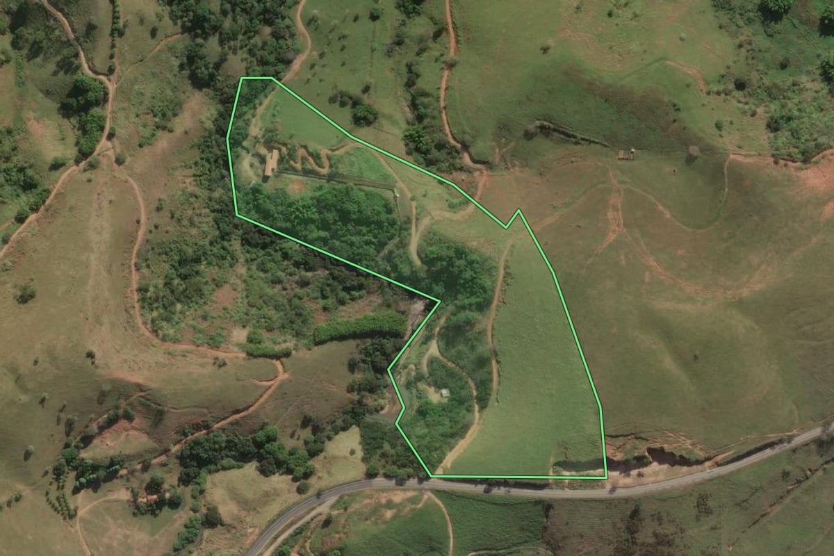 Imagem de satélite do imóvel rural em São Sebastião do Alto (RJ), com o contorno declarado no CAR desenhado por cima.