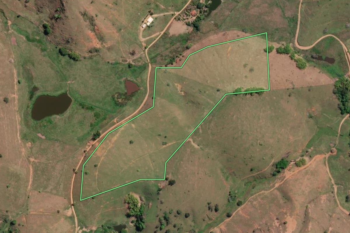 Imagem de satélite do imóvel rural em São Sebastião do Alto (RJ), com o contorno declarado no CAR desenhado por cima.