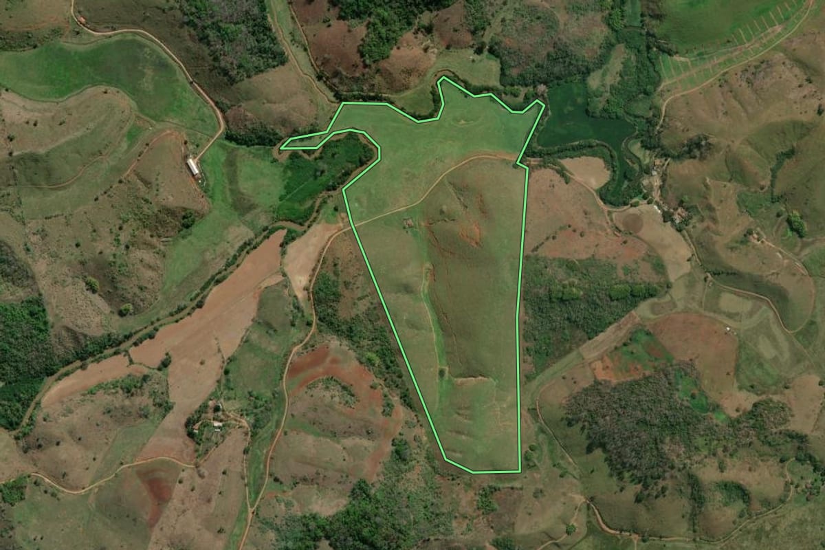 Imagem de satélite do imóvel rural em São Sebastião do Alto (RJ), com o contorno declarado no CAR desenhado por cima.