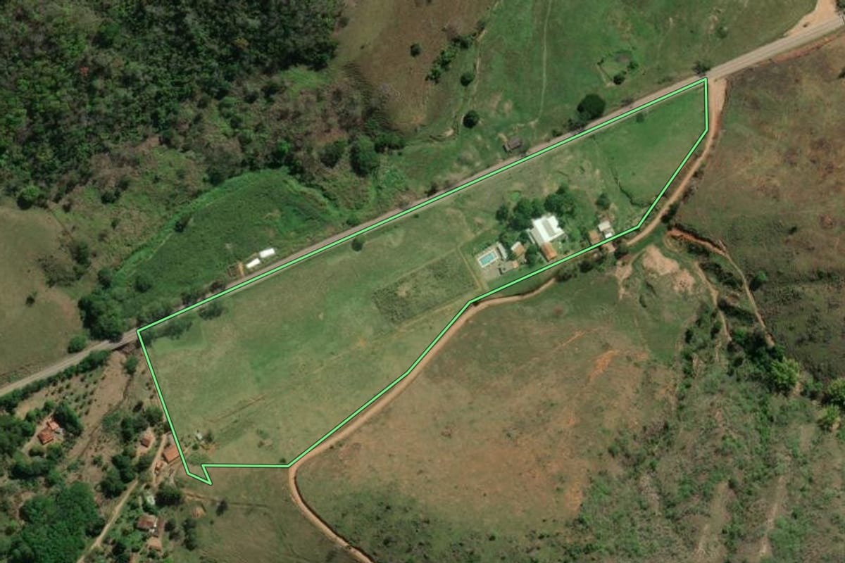 Imagem de satélite do imóvel rural em São Sebastião do Alto (RJ), com o contorno declarado no CAR desenhado por cima.