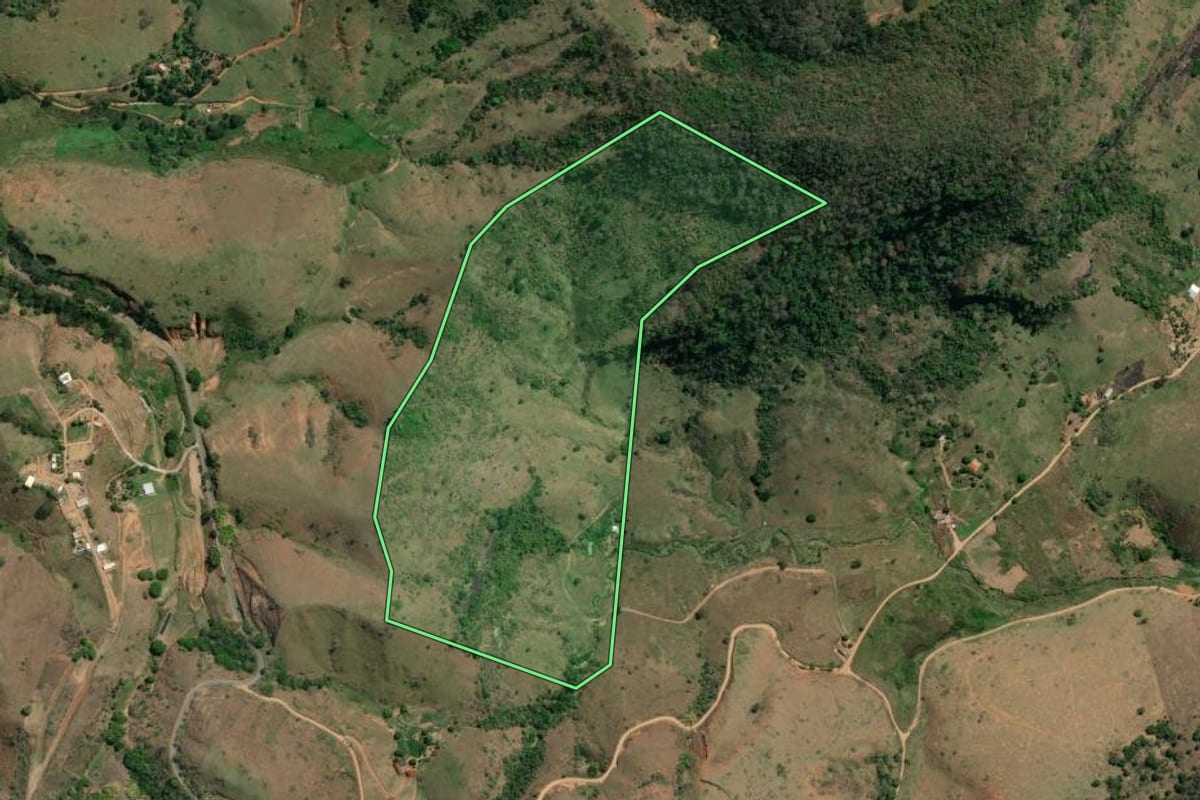 Imagem de satélite do imóvel rural em São Sebastião do Alto (RJ), com o contorno declarado no CAR desenhado por cima.