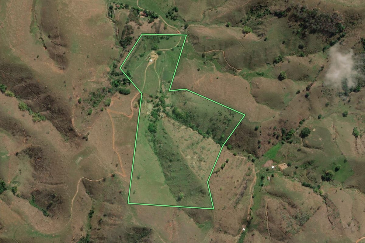 Imagem de satélite do imóvel rural em São Sebastião do Alto (RJ), com o contorno declarado no CAR desenhado por cima.