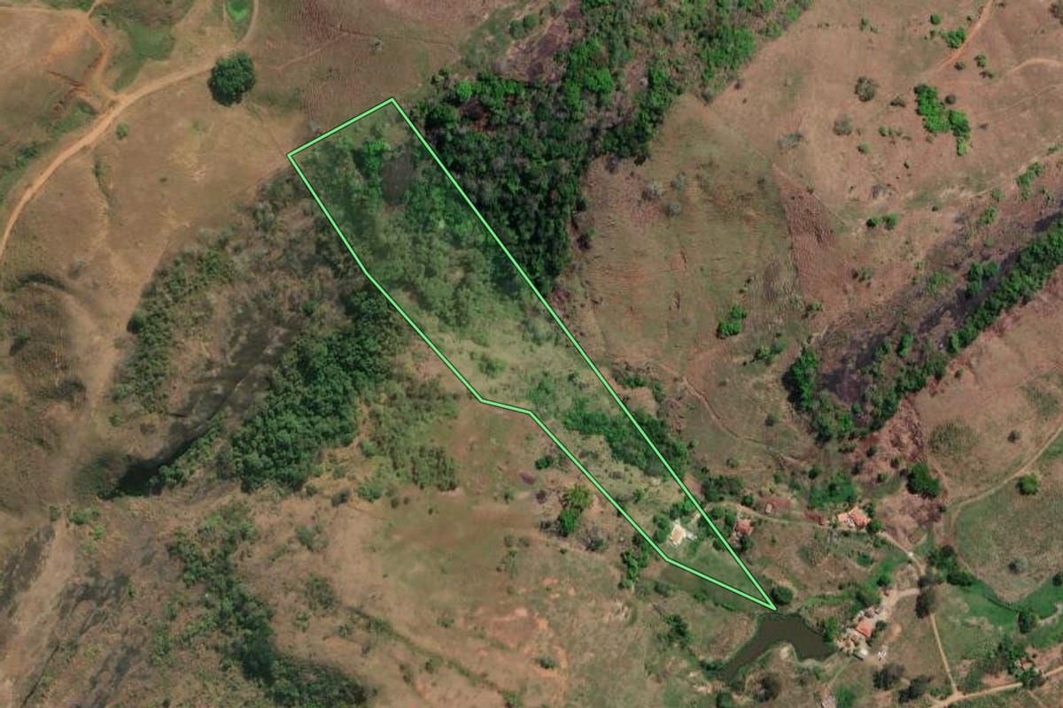 Imagem de satélite do imóvel rural em São Sebastião do Alto (RJ), com o contorno declarado no CAR desenhado por cima.
