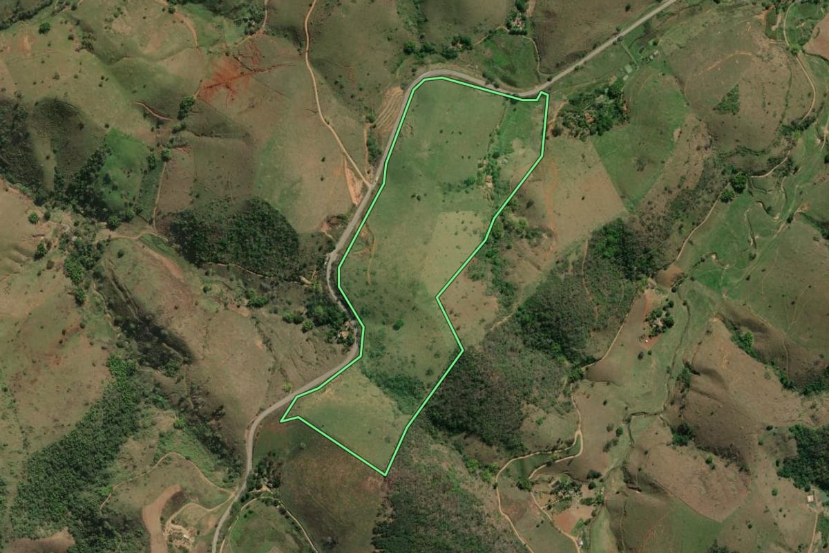 Imagem de satélite do imóvel rural em São Sebastião do Alto (RJ), com o contorno declarado no CAR desenhado por cima.