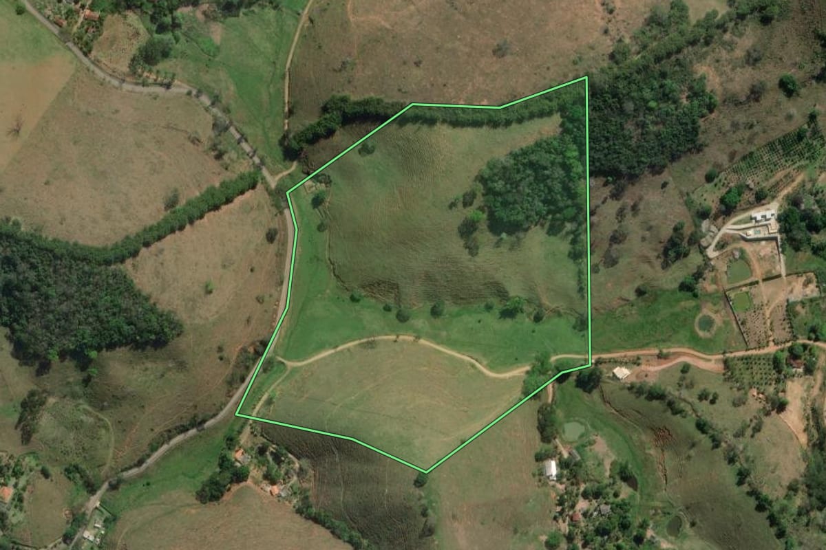Imagem de satélite do imóvel rural em São Sebastião do Alto (RJ), com o contorno declarado no CAR desenhado por cima.