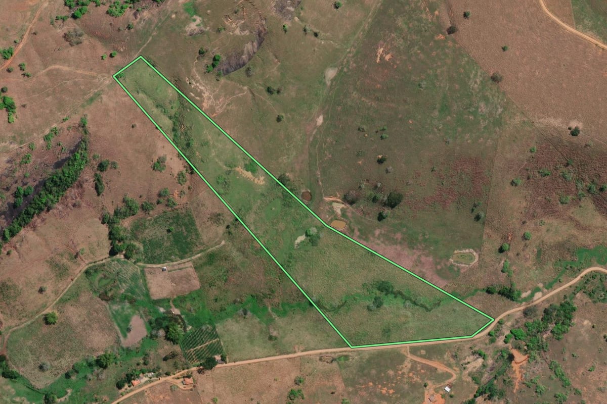 Imagem de satélite do imóvel rural em São Sebastião do Alto (RJ), com o contorno declarado no CAR desenhado por cima.