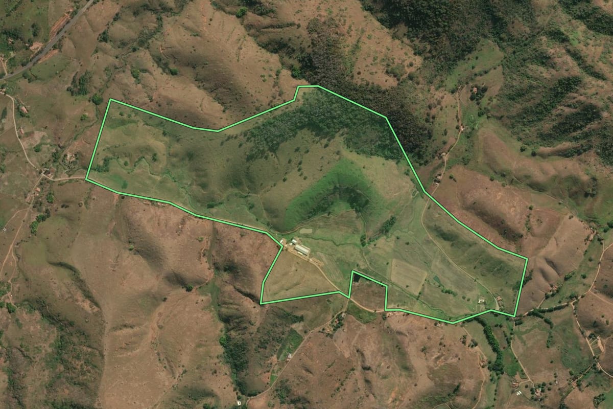 Imagem de satélite do imóvel rural em São Sebastião do Alto (RJ), com o contorno declarado no CAR desenhado por cima.