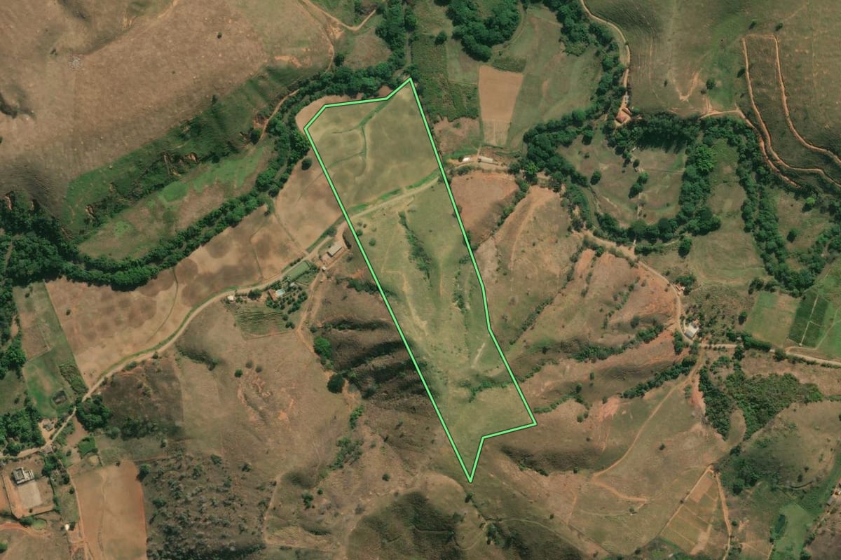 Imagem de satélite do imóvel rural em São Sebastião do Alto (RJ), com o contorno declarado no CAR desenhado por cima.