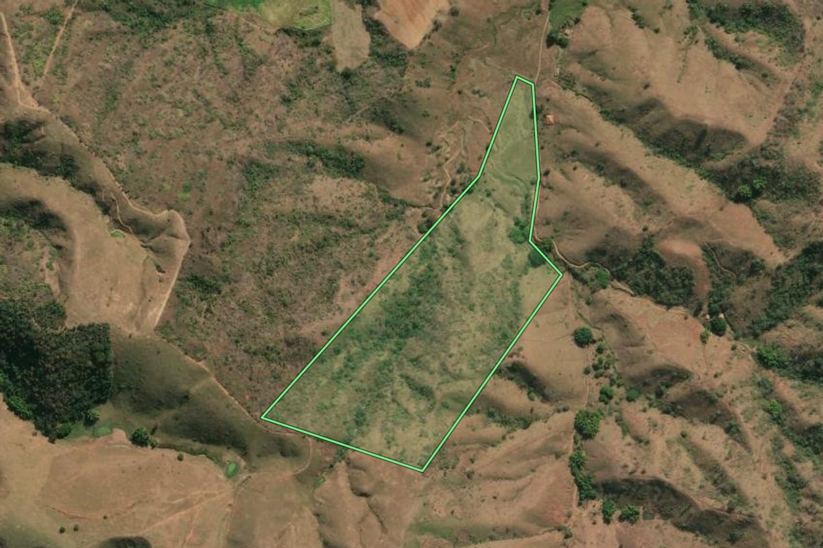 Imagem de satélite do imóvel rural em São Sebastião do Alto (RJ), com o contorno declarado no CAR desenhado por cima.