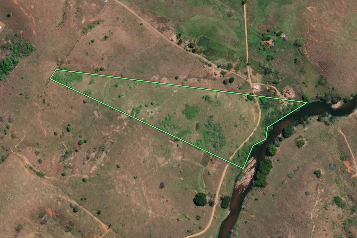 Imagem de satélite do imóvel rural em São Sebastião do Alto (RJ), com o contorno declarado no CAR desenhado por cima.